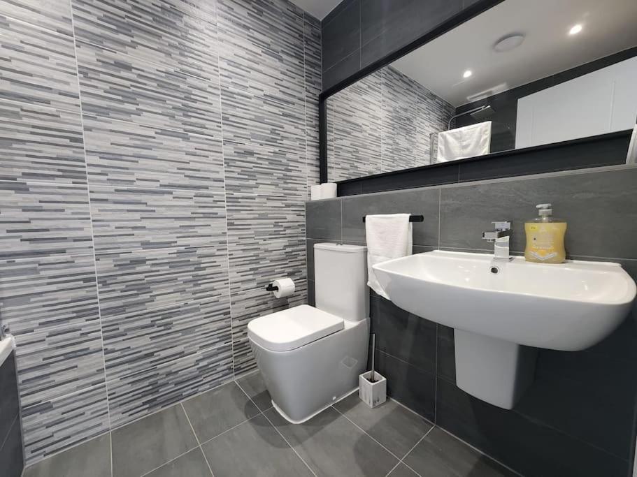 Paradigm Court, Modern 2-Bedroom Apartment F2, อ็อกซ์ฟอร์ด ภายนอก รูปภาพ