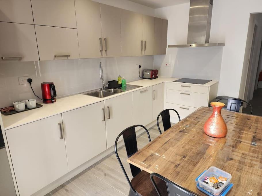 Paradigm Court, Modern 2-Bedroom Apartment F2, อ็อกซ์ฟอร์ด ภายนอก รูปภาพ